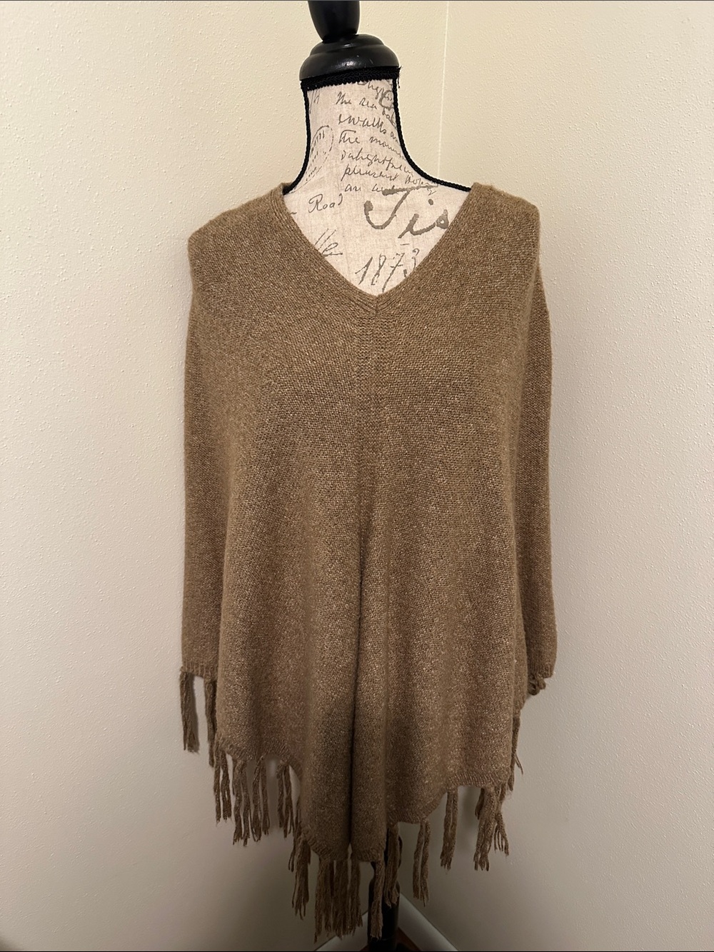 Banana Republic Women’s Tan V-Neck Fringe Sweater Poncho Medium/Large